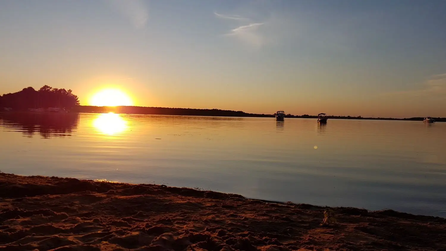 Urlaubsflair am Malge-Strand: Perfekte Auszeit bis zum Sonnenuntergang.