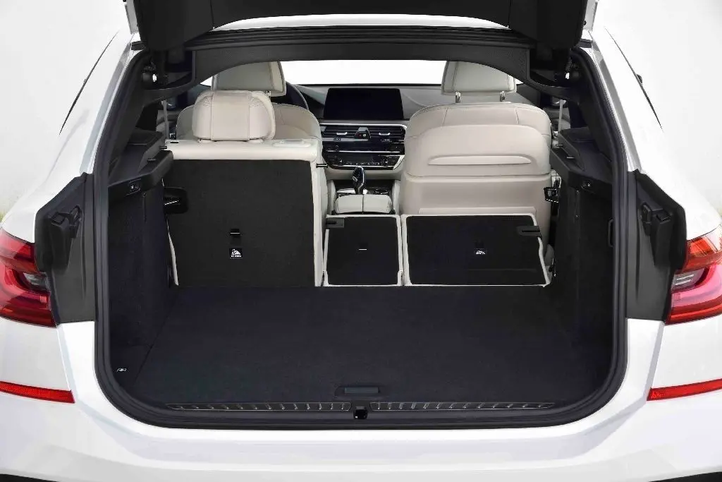 Urlaubstauglich ist er auch. Der Gepäckraum mit seinen 610 Litern hat zweifelsohne Kombi-Niveau.