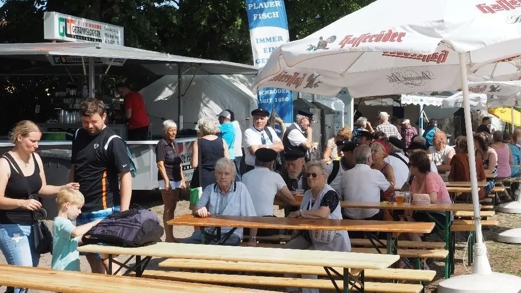 Die Besucher ließen sich vor allem den frischen Fisch schmecken. Viele wünschen sich jedoch mehr Unterhaltung.