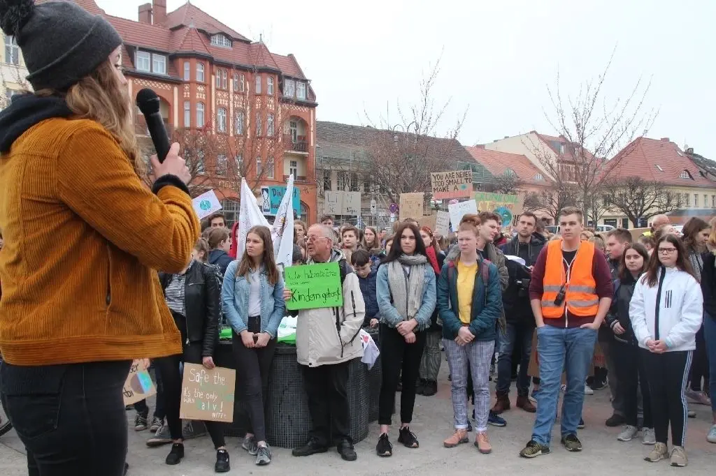 Mit kurzen Reden und Poetry Slams gestalteten die Organisatoren, zu denen Vincent Bartolain (li.) zählt, die Aktion.