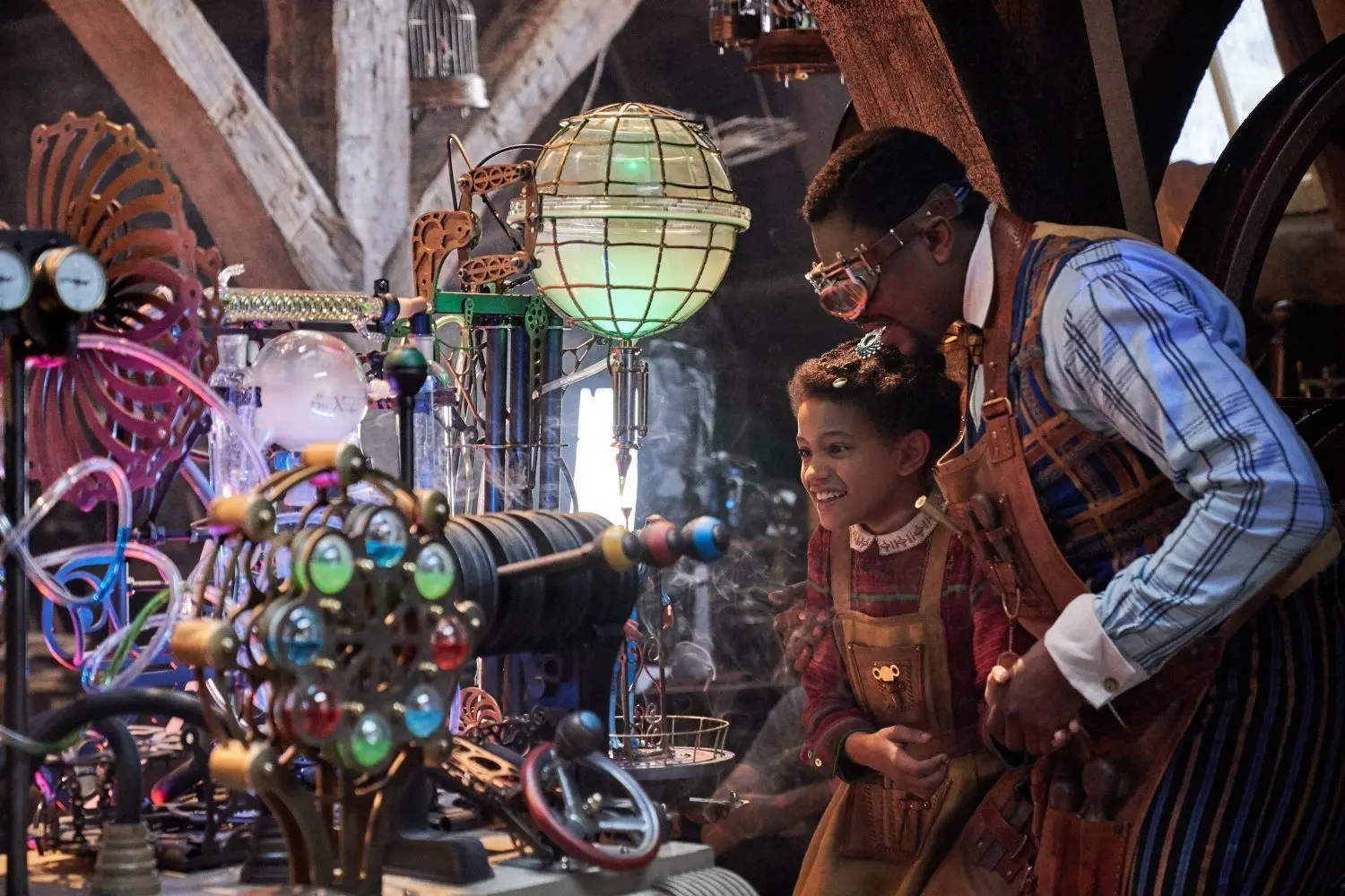 Der große Spielzeugmacher Jeronicus Jangle mit seiner Tochter Jessica im Netflix-Musical „Jingle Jangle Journey“. Er hat eine Werkstatt voller Erfindungen. ⇥