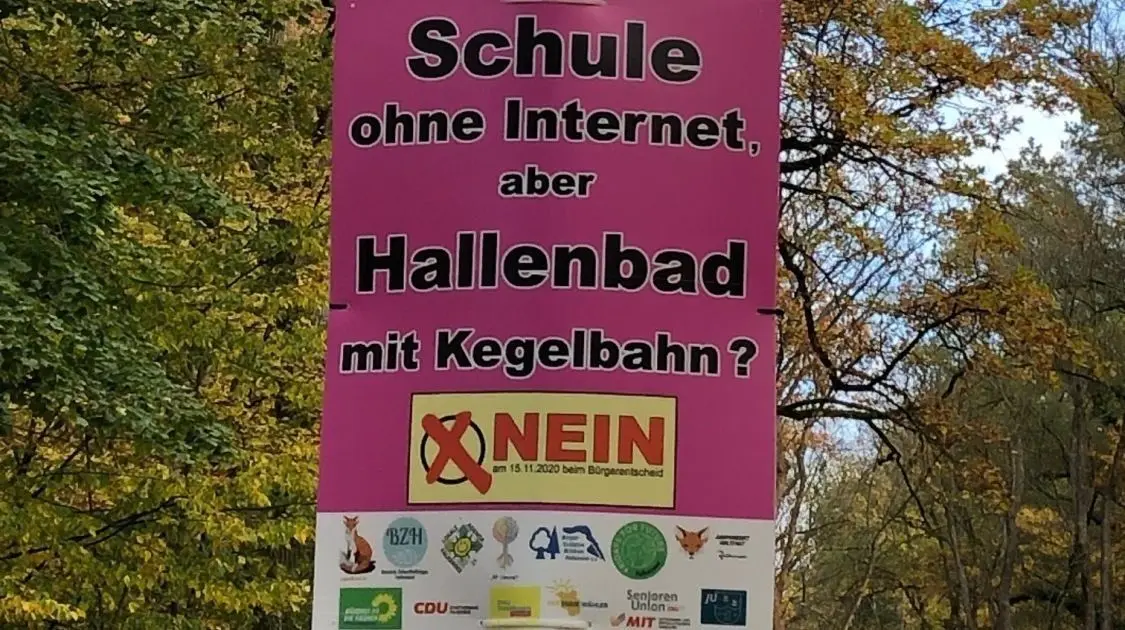 Wie bei einer politischen Wahl werden auch bei Falkensees erstem Bürgerentscheid die unterschiedlichen Positionen mit Wahlplakaten beworben.