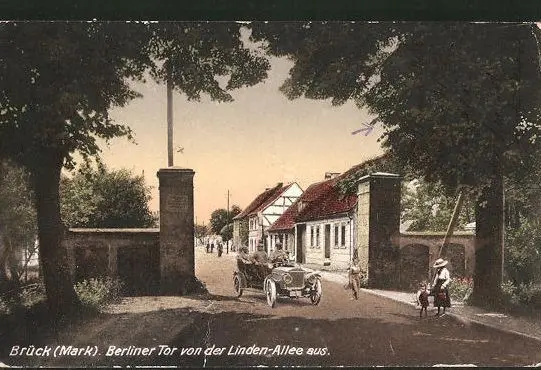 Das einstige Berliner Tor in Brück - festgehalten auf einer alten Postkarte.
