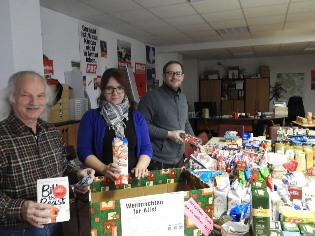 Am Abend wurden die Spenden im Büro der Linken durch Helmut Peltret, Doreen und Daniel Pfitzner sortiert und für die sich anschließende Verteilung an die Bad Belziger Tafel, die Lebensmittelausgabe des Vereins für Arbeit und Leben sowie an die Bad Belziger Tiertafel vorbereitet.