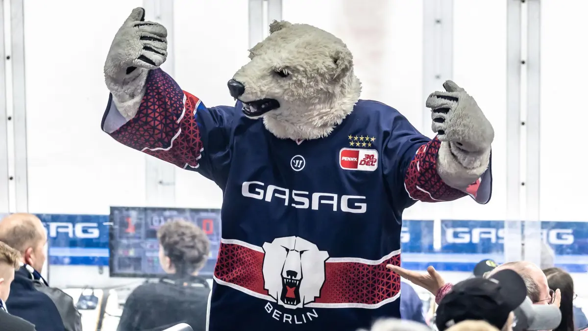 Eisbären Berlin — Straubing Tigers: 01.04.2024, Berlin: Eishockey: DEL, Eisbären Berlin - Straubing Tigers, Meisterschaftsrunde, Halbfinale, 1. Spieltag, Uber Arena. Das Maskottchen der Eisbären Berlin, Bully, feuert die Fans an. Foto: Andreas Gora/dpa +++ dpa-Bildfunk +++