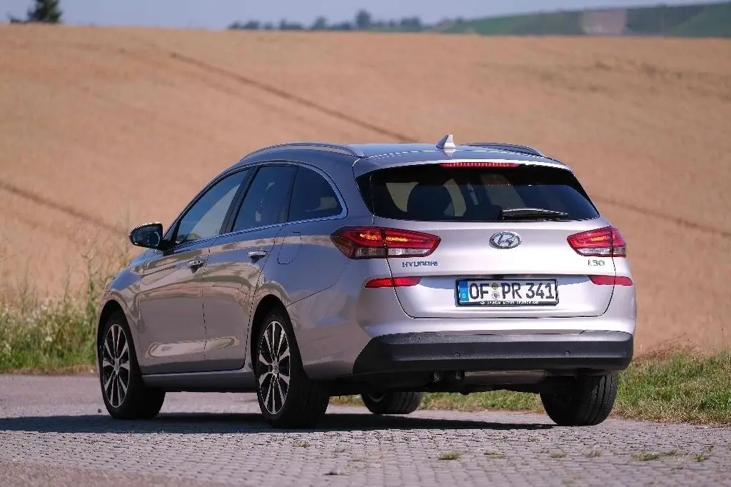 Uns gefällt beim Design die sportlich gezeichnete Silhouette wie auch das harmonisch integrierte Heck.