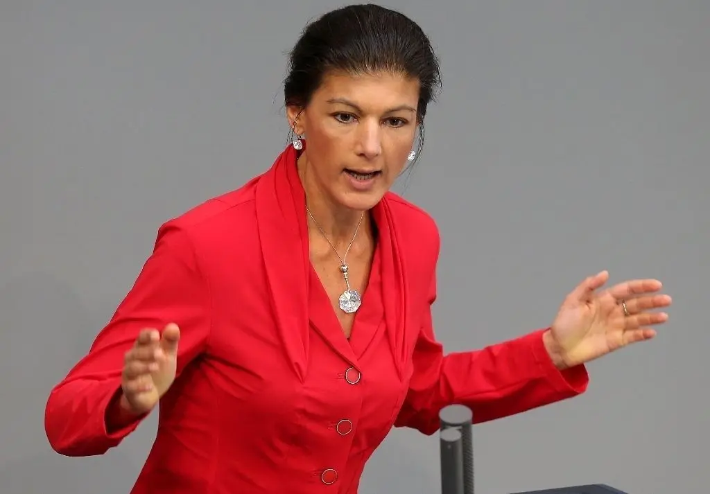 61930395 Die Fraktionschefin der Linken, Sahra Wagenknecht, spricht am 24.09.2015 im Deutschen Bundestag in Berlin. Die Bundeskanzlerin hatte zuvor eine Regierungserklärung zum informellen Treffen der EU-Regierungschefs und zum UN-Nachhaltigkeitsgipfel abgegeben. Foto: Wolfgang Kumm/dpa +++(c) dpa - Bildfunk+++ | Verwendung weltweit