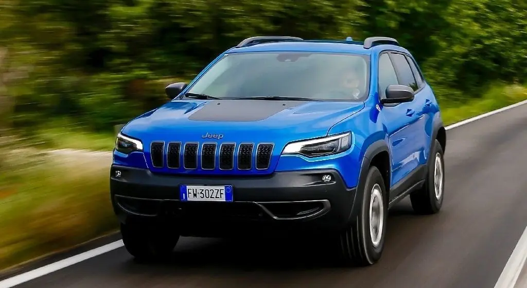 Äußerlich ist der Trailhawk-Cherokee sofort erkennbar am schwarzen Blendschutz auf der Motorhaube.