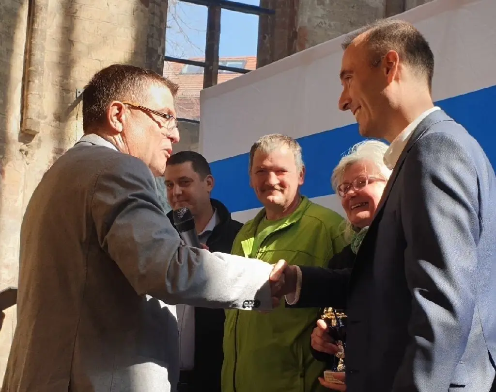 Thomas Deterling, Vorsitzender des Tourismusvereins, überreichte BAS-Bereichsleiter Ronald Weßlin und seinem Marienberg-Team den Tourismuspreis 2019 für die Pflege und Belebung des Gartendenkmals und Bürgerparks Marienberg.