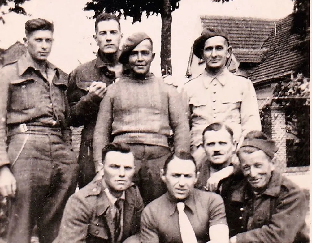 Charles Ramette (obere Reihe 2. von links) im Kreise seiner kriegsgefangenen Kameraden in Etzin.