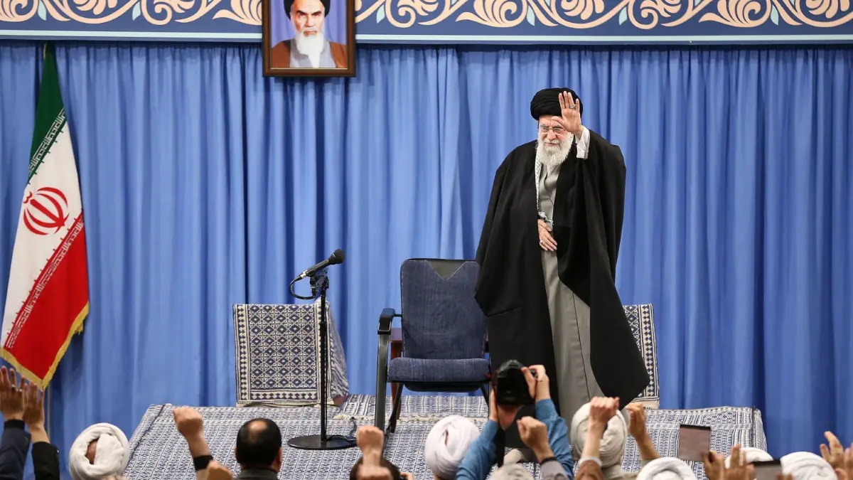 Der oberste geistliche Führer des Iran, Ajatollah Ali Chamenei, bei einer Ansprache in Teheran. ⇥
A handout picture provided by the office of Iran's Supreme Leader Ayatollah Ali Khamenei shows him addressing a meeting in Teharn on January 8, 2020. - Khamenei said a "slap in the face" was delivered to the United States, when the Islamic republic fired missiles at US troop bases in Iraq. (Photo by HO / IRANIAN SUPREME LEADER'S WEBSITE / AFP) / === RESTRICTED TO EDITORIAL USE - MANDATORY CREDIT "AFP PHOTO / HO / LEADER.IR" - NO MARKETING NO ADVERTISING CAMPAIGNS - DISTRIBUTED AS A SERVICE TO CLIENTS ===