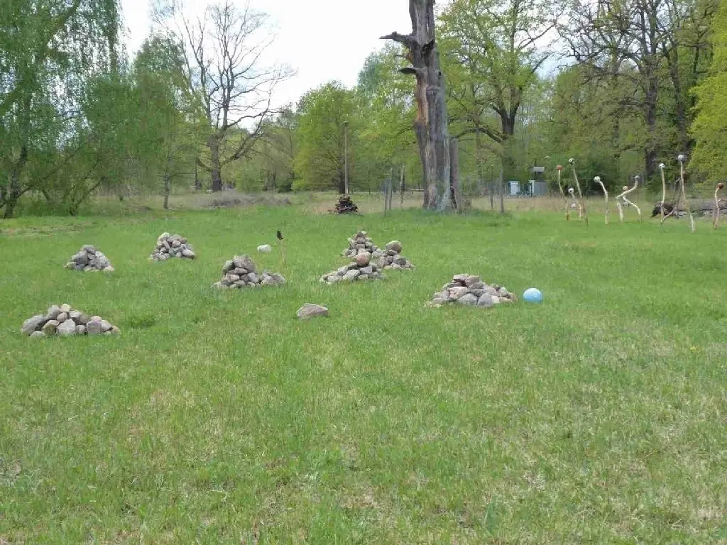 Beendet wird die Runde am Feld der launischen Steine. Mehrere kleine Feldsteinhaufen müssen umspielt werden.