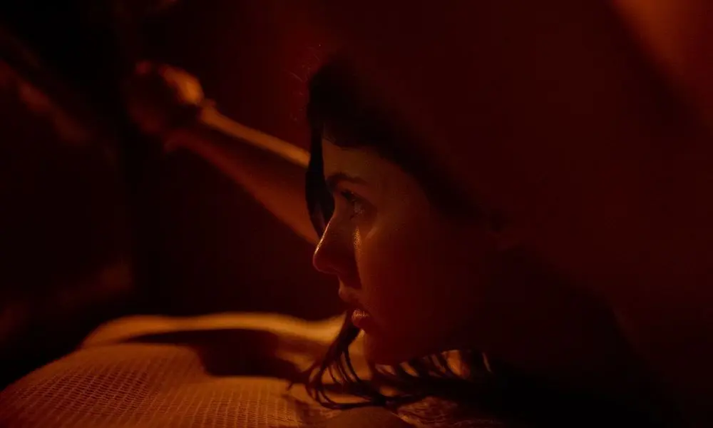 Lost Girls and Love Hotels. Erotik-Drama mit Alexandra Daddario.