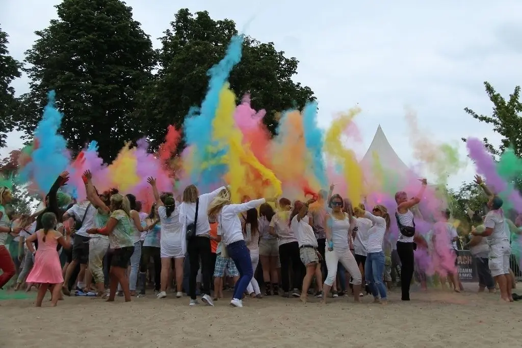 Stündlich verwandelte das bunte Pulver den Grillendamm. Gute Laune war da garantiert.