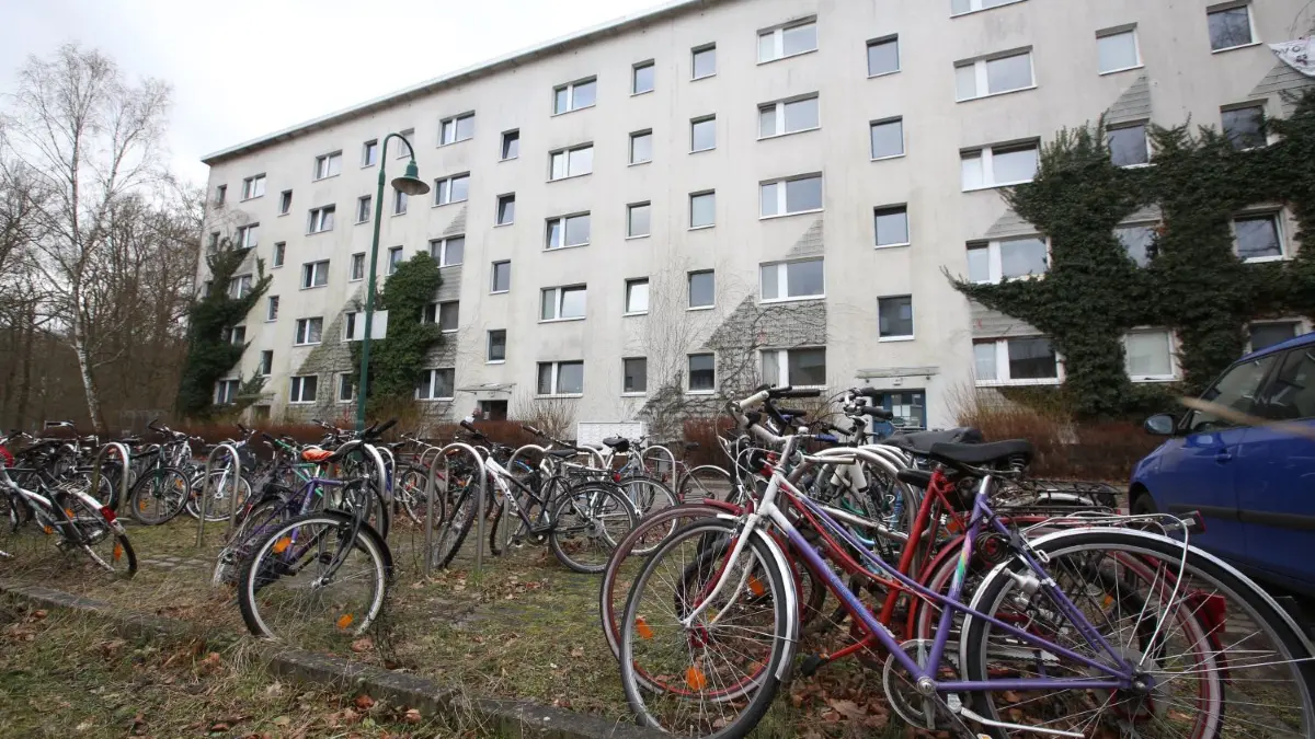 Das Studentenwohnheim an der Bernauer Heerstraße soll umfangreich saniert werden. Die Pläne für einen weitreichenden Umbau werden aktuell jedoch überarbeitet, nachdem Studierende und die HNEE protestiert hatten.
Studentenwohnheim an der Bernauer Heerstraße in Eberswalde am 7.2.2022