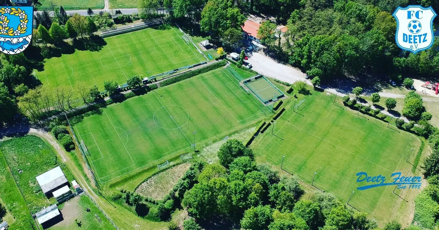 Von oben ergibt sich ein herrliches Bild über das Gelände des FC Deetz.Über die mehr als 20 Jahre hat sich das Parkstadion sehr zu seinem Vorteil verändert. Drei Rasenplätze plus ein Minispielfeld sind unter anderem erstanden, dazu gibt es eine Badestelle, ein Spielplatz und ein Outdoor-Schachfeld.⇥Fotos: Dennie Rufflett