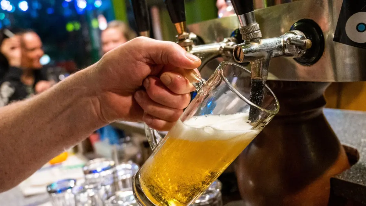 Nach zwei Absagen soll das Frühlingsfest 2022 in Stuttgart wieder stattfinden. Alles zu Datum, Durchführung und Corona-Maßnahmen.
ARCHIV - 17.10.2020, Berlin: In einer Bar in Berlin-Friedrichshain wird ein Bier gezapft. Kneipen und Clubs hoffen mit den Corona-Lockerungen in der Gastronomie an diesem Freitag auf bessere Zeiten. (zu dpa «Clubs und Kneipen setzen mit Corona-Lockerungen auf bessere Zeiten») Foto: Christophe Gateau/dpa +++ dpa-Bildfunk +++