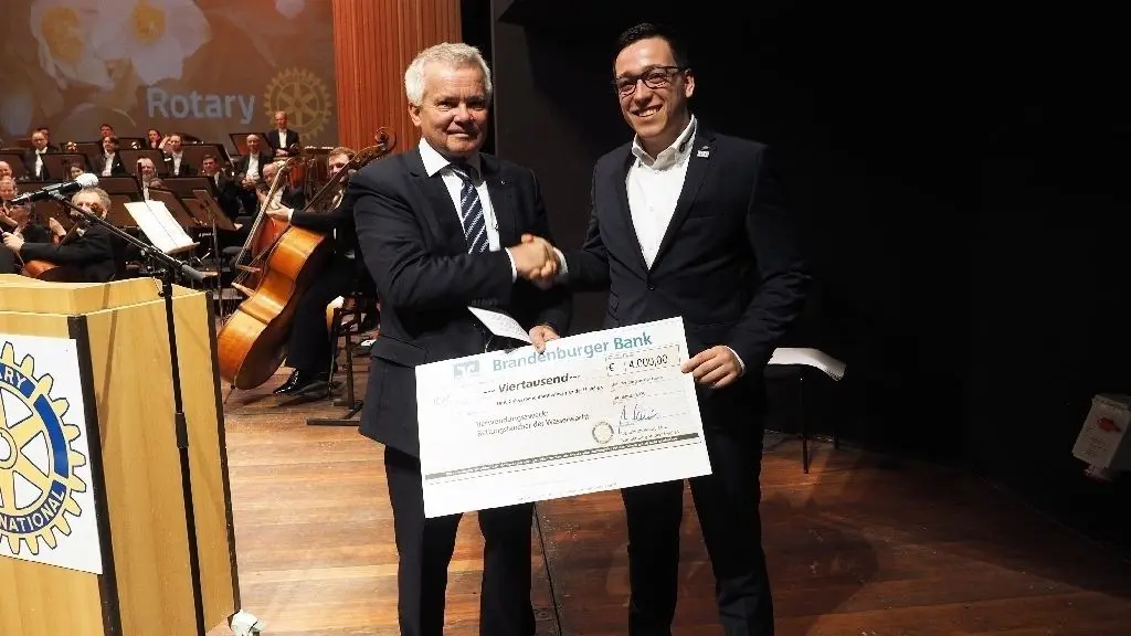 Einen Scheck über 4.000 Euro konnte Florian Bialloblotzki, Leiter der Rettungstaucher des DRK Brandenburg, entgegen nehmen. Neben der Sicherheit und Sauberkeit der Gewässer leisten die 30 Mitglieder wertvolle Trainingsstunden für Kinder und Jugendliche.