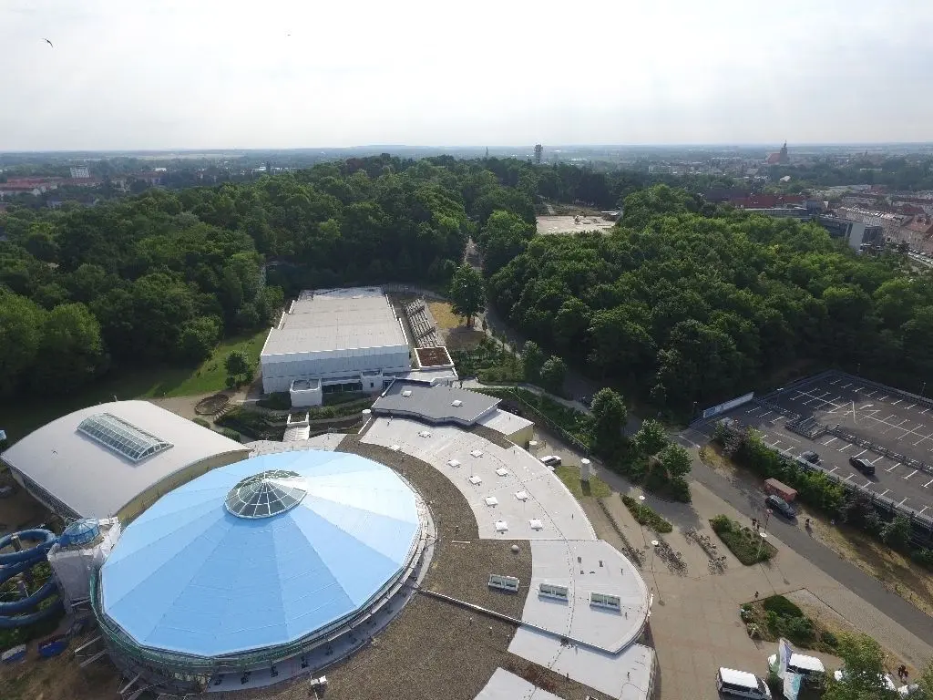 Und alsbald war das Werk vollbracht und sogar noch das 50-Meter-Becken überdacht. So schön kann Baden sein!