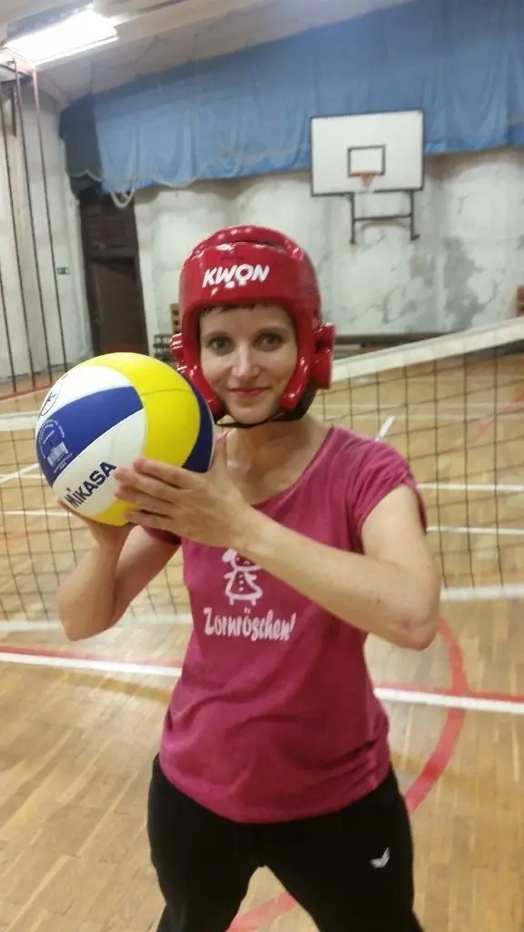 Beim Volleyball trägt Anja Walczak einen roten Schutzhelm, was ihr den Spitznamen "Rotkäppchen" einbrachte.