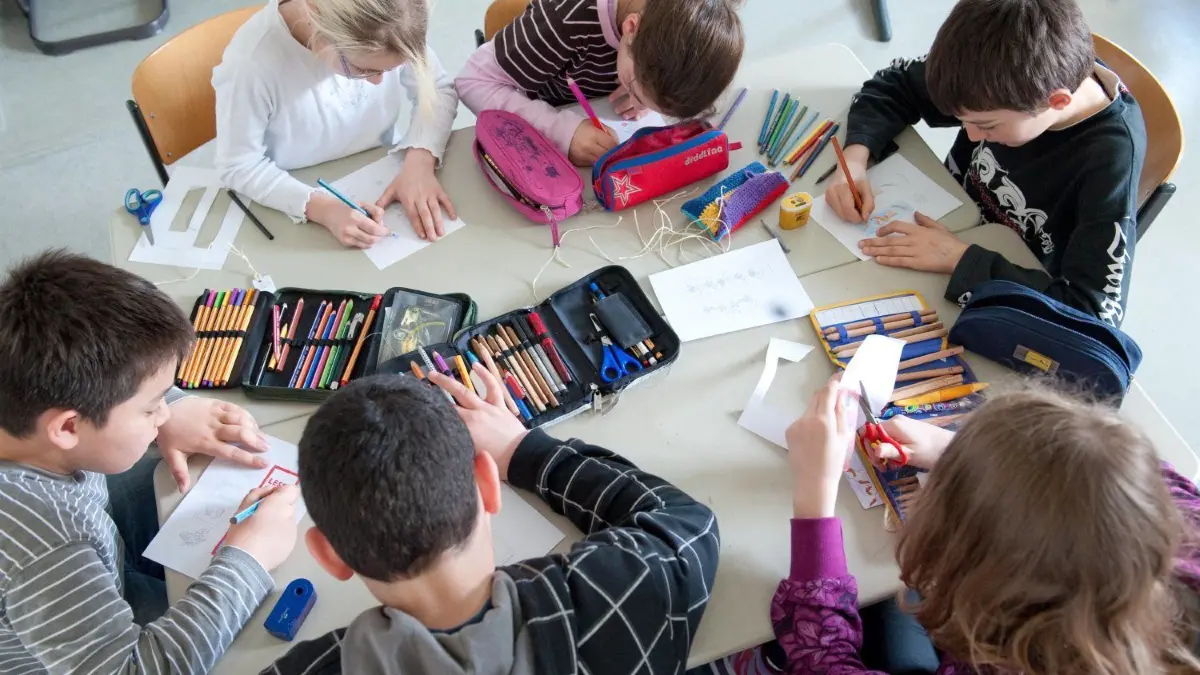 Viele Privatschulen haben alternative Lernkonzepte. Die Kinder werden teilweise fächerübergreifend unterrichtet und arbeiten gemeinsam an Projekten.⇥
ARCHIV - Schüler einer 5. Klasse der BiL-Privatschule in Stuttgart malen bei einer Gruppenarbeit (Archivfoto vom 30.03.2010). Nach Bildungsbericht der EU-Kommission haben Deutschland und Europa insgesamt Fortschritte in Sachen Bildung gemacht, von den konkreten Zielen für 2010 wurden aber kaum welche erreicht. In ihrem am Dienstag (19.04.2011) in Brüssel vorgelegten Bericht vergleicht die Kommission die Fortschritte der 27 Mitgliedsstaaten, und der Türkei, Norwegen, Liechtenstein, Island, Kroatien, Mazedonien, im Hinblick auf die EU-Bildungsvorgaben. Foto: Uwe Anspach dpa (zu dpa 0561 vom 19.04.2011) +++(c) dpa - Bildfunk+++ | Verwendung weltweit
Download am 17. 09.2020 für POLI