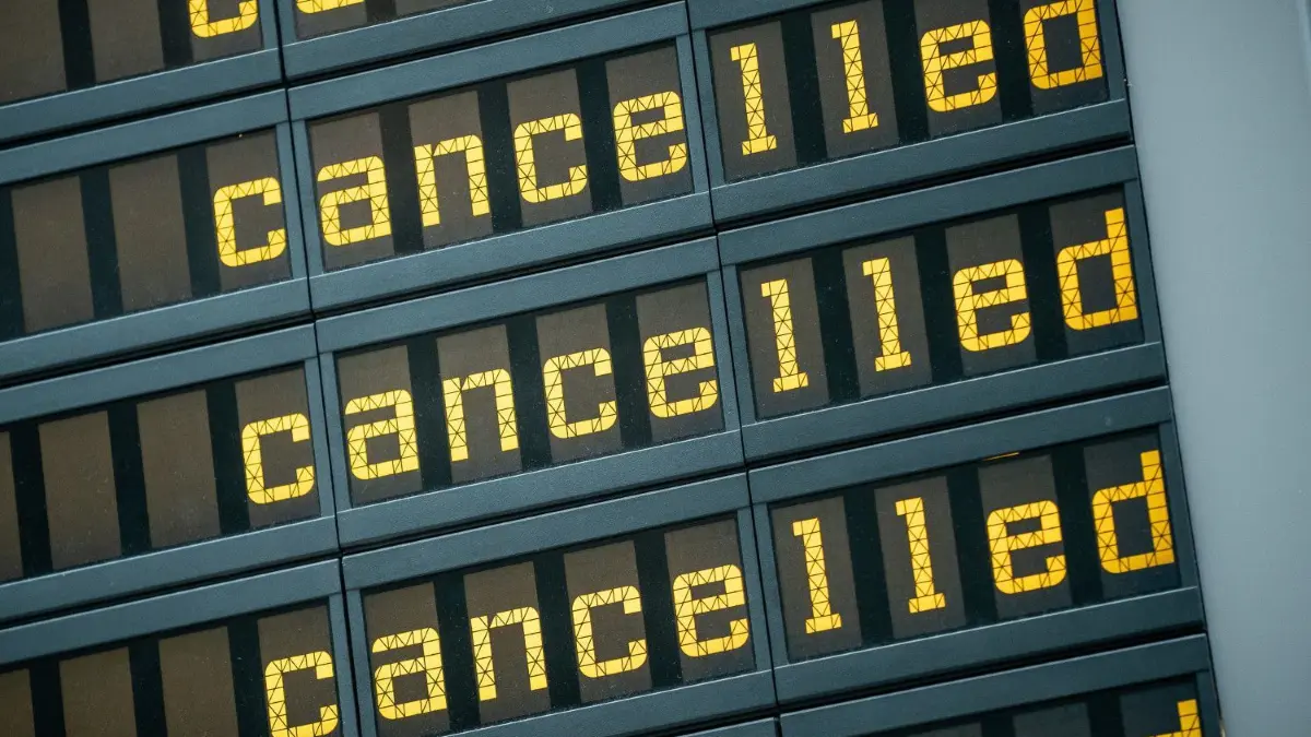Wegen der Corona-Pandemie fallen viele Flüge aus - doch wie bekomme ich mein Geld für die Tickets zurück. Gar nicht so einfach zurzeit.
ARCHIV - 30.03.2020, Berlin: Die Anzeigetafel am Flughafen in Tegel zeigt viele gestrichene Flüge mit dem Vermerk «Cancelled» an. (zu dpa «Beschwerdeflut wegen Flugtickets reißt nicht ab») Foto: Michael Kappeler/dpa +++ dpa-Bildfunk +++