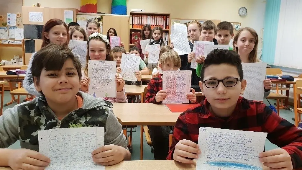 Etwa 50 Märchen wird dieses Jahr die Grundschule „Gebrüder Grimm“ beitragen. Verständlich, dass bei dem Namensgeber auf märchenhaften Spuren gewandelt wird. Und da im Deutschunterricht der 4. bis 6. Klassen das Thema Märchen ohnehin immer wieder mal auf den Stundenplan rückt, ist das Schreiben neuer Märchen doch eine ganz besondere Herausforderung. In der Klasse 5a sind dabei u.a. eine neue Variante von „Das letzte Einhorn“ herausgekommen sowie „Das Mädchen und die Zwerge“.