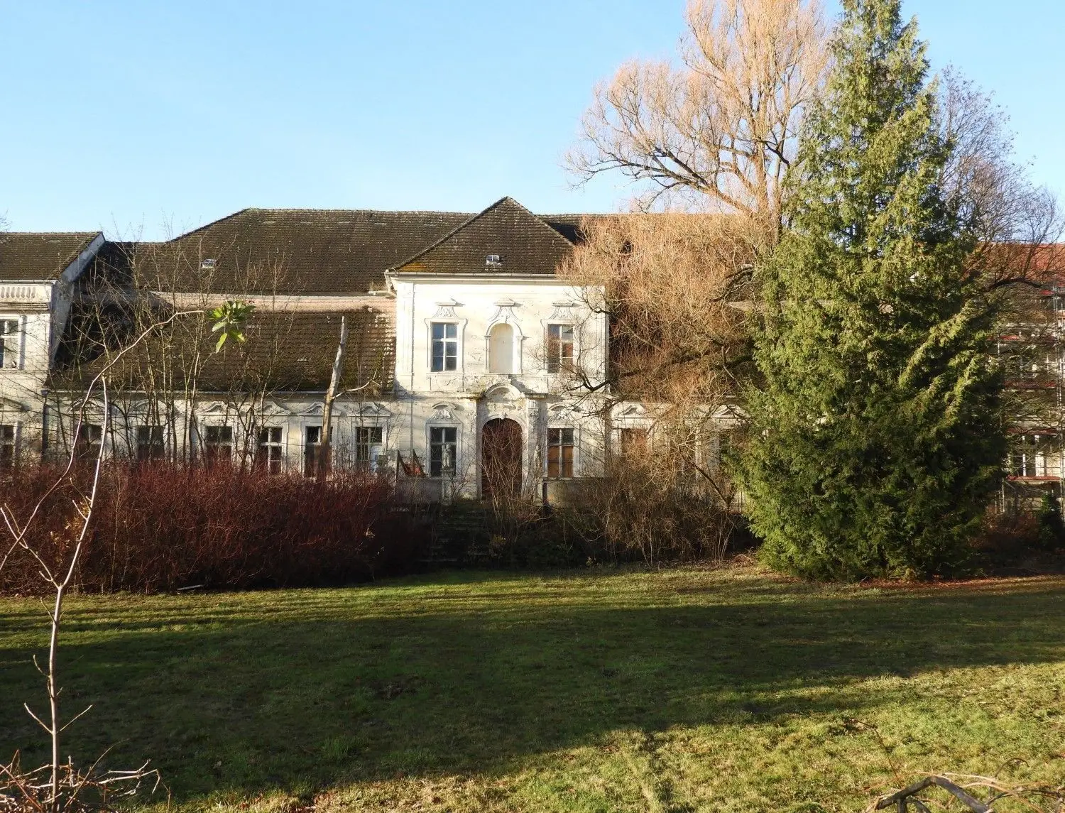 Die angrenzenden Gebäude werden bereits saniert.