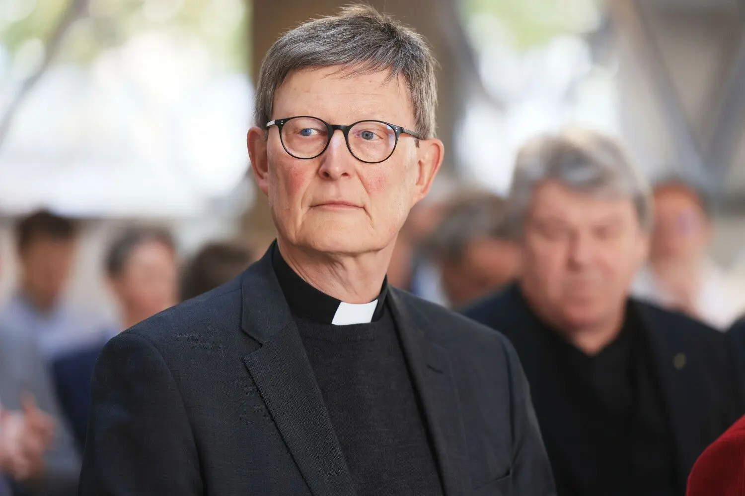 Gegen Rainer Maria Woelki, Kardinal von Köln, wird inzwischen ermittelt. Doch der Papst schweigt sich weiter aus.
