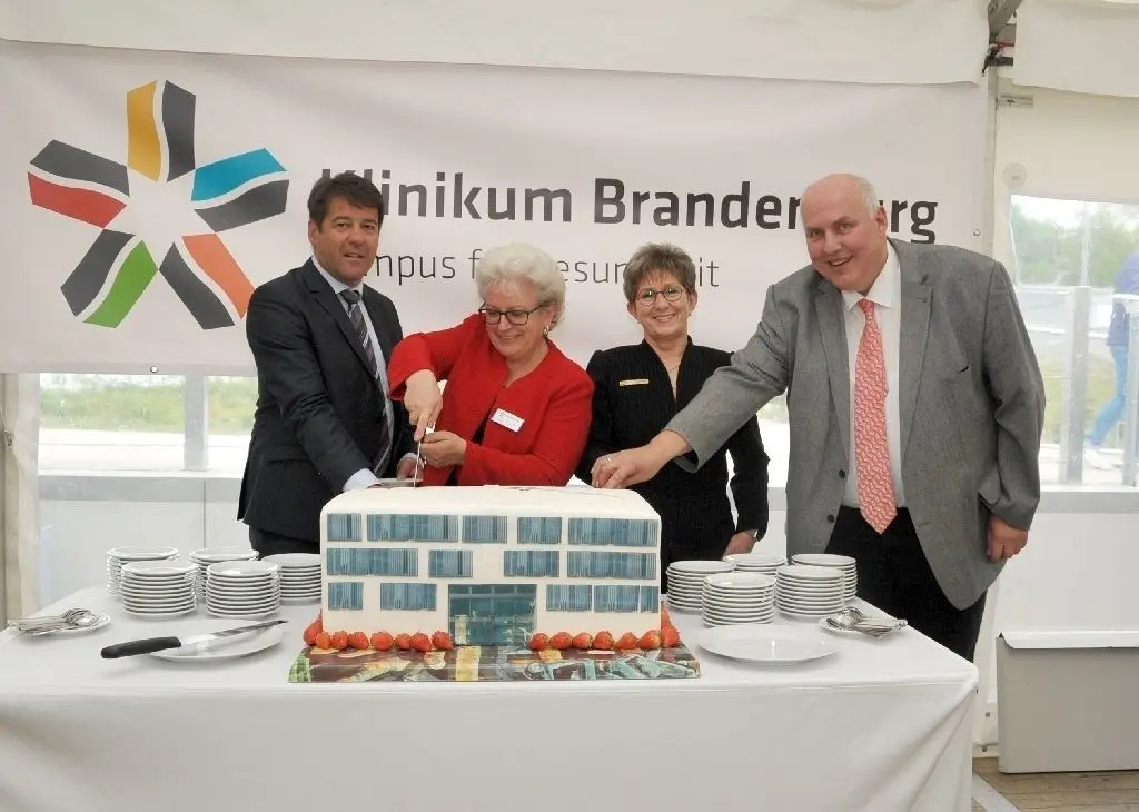 Schnitten gemeinsam die Torte an: Oberbürgermeister Steffen Scheller, Klinikum-Geschäftsführerin Gabriele Wolter, MdB Dr. Dietlind Tiemann und der Technische Leiter Georg Riethmüller (v.l.n.r.).Fotos: Linckus