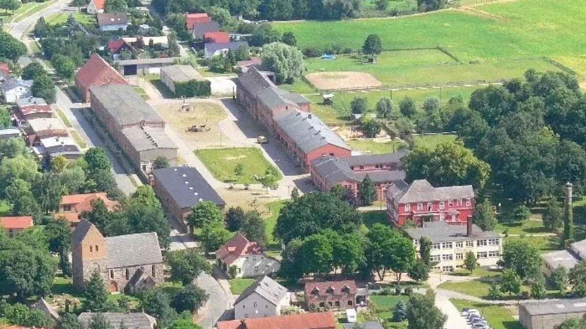 Ein Dorf zum Arbeiten und Leben: Der bereits zum Großteil sanierte historische Gutshof bestimmt das Pinnower Ortsbild. Das langfristige Entwicklungskonzept sieht vor, auch den nördlichen Teil zu nutzen.