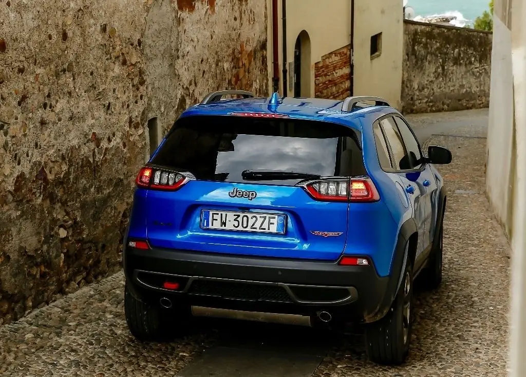 Auch von hinten macht der Trailhawk-Cherokee eine ausgesprochen gute Figur.