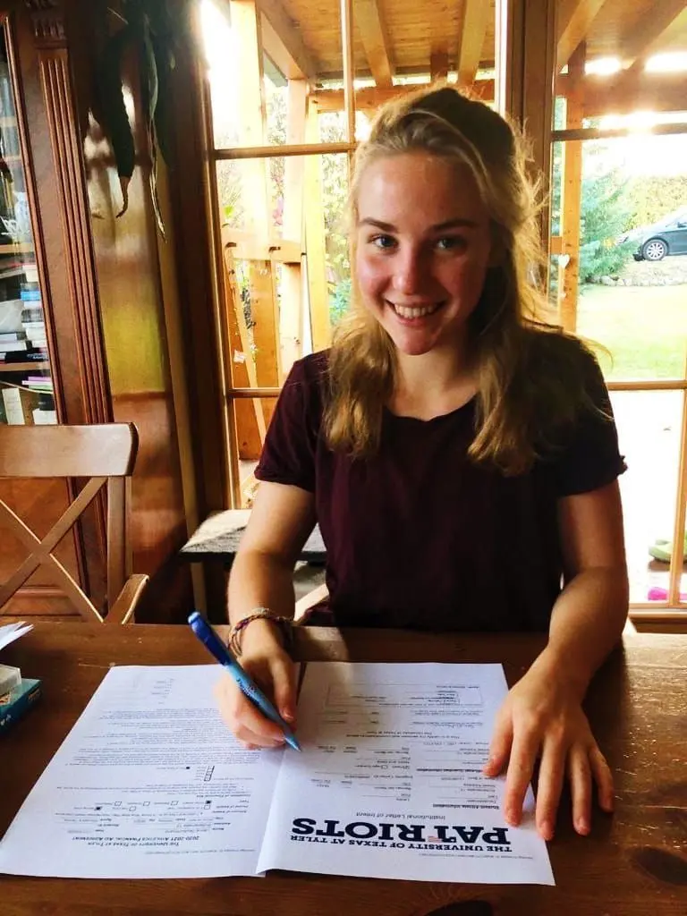 Tennisspielerin Leony Deutschmann mit dem Anmeldeformular der Universität von Texas.