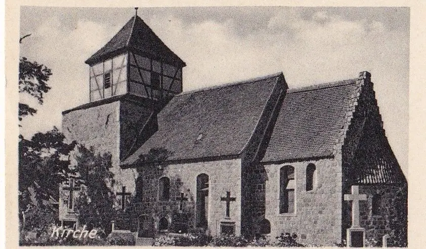 Das Gotteshaus in Lüsse, ein spätromanischer Feldsteinbau aus der ersten Hälfte des 13. Jahrhunderts.