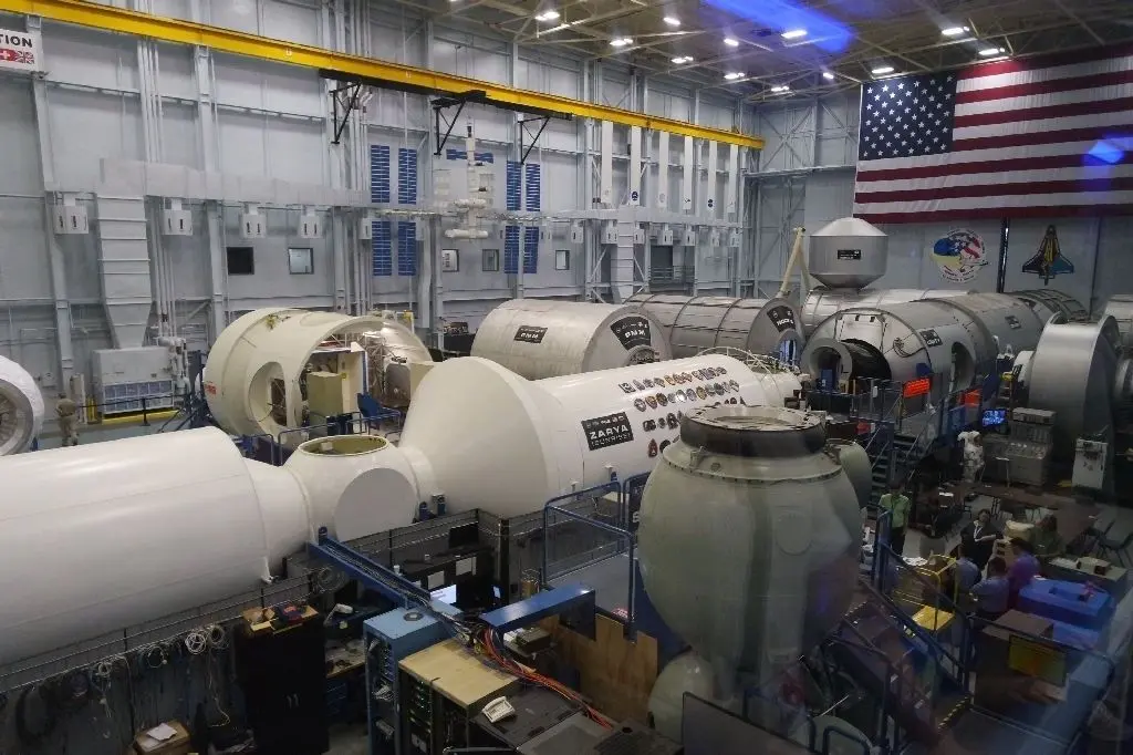 Übungsgelände. Nachbauten u.a. der ISS und der Sojus-Kapsel nutzen Astronauten, um sich im Houston Space Center auf ihre Einsätze vorzubereiten.
