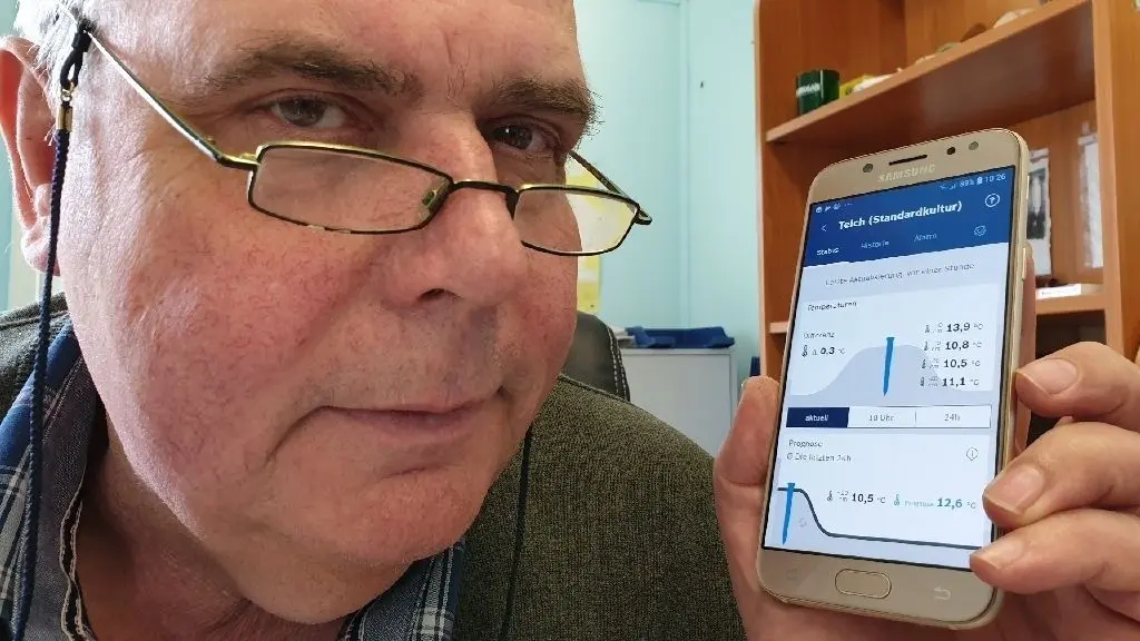 Gutsverwalter Ekhard Wolter weiß dank neuer Spargel-App ganz genau, wie warm oder kalt es im Spargeldamm ist.