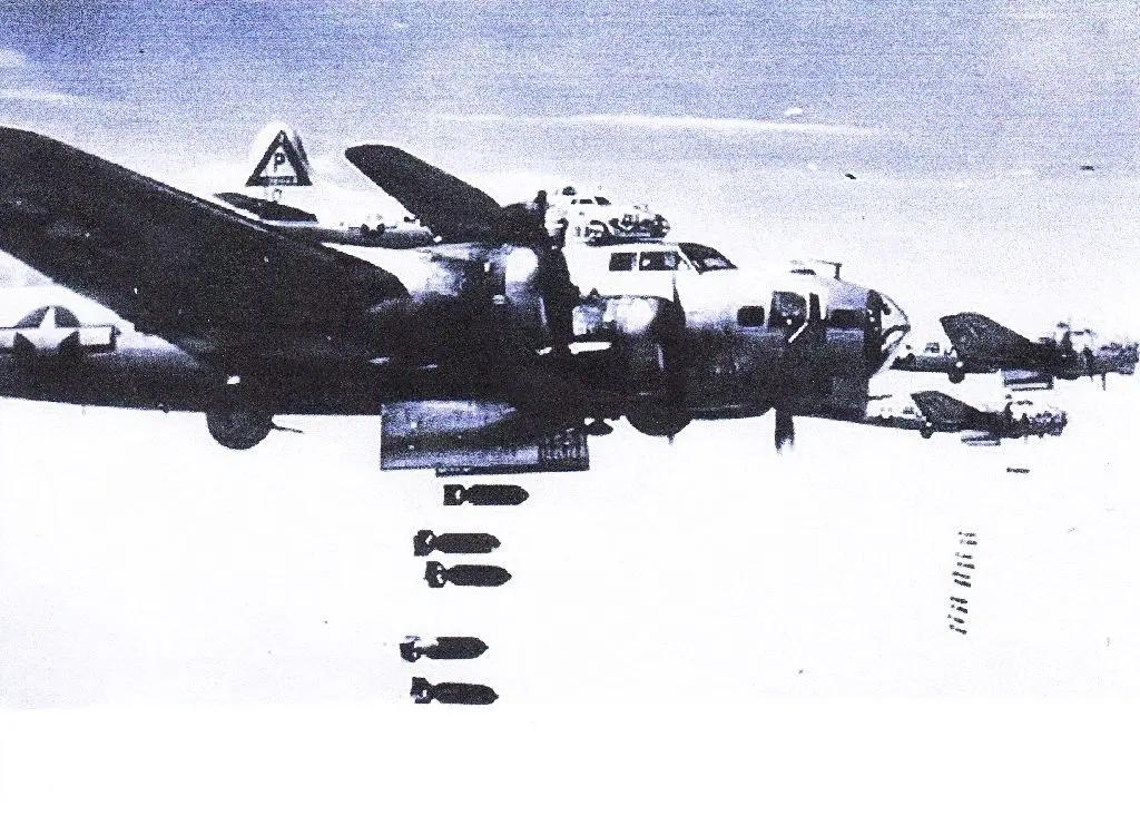 Bomber dieses Typs (B 17 G) von der US-Luftflotte - als "fliegende Festungen" bezeichnet -, warfen beim Angriff der Alliierten am 6. August 1944 die vernichtende Last auf Opel.