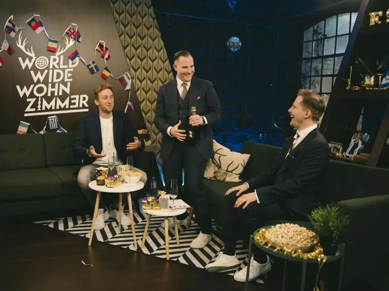 Youtuber Freshtorge (l) und die Zwillinge Dennis und Benni Wolter in der Sendung "World Wide Wohnzimmer - das ESC-Halbfinale 2020".