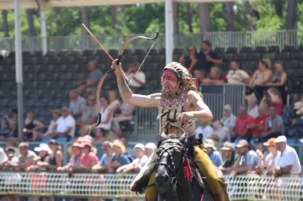 Indianer zogen hoch zu Ross durch die Titanen-Arena.
