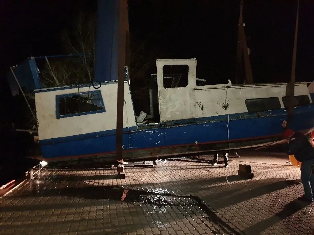 Nach 18 Stunden gelang es den 13 Helfern der DRK Wasserwacht, ein auf dem Quenzsee gesunkenes Boot zu bergen.