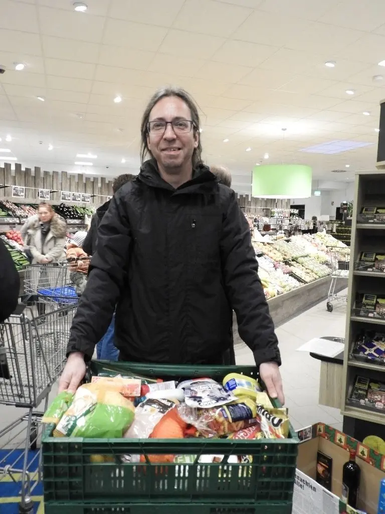 Jens Gruszka (Die Linke) gehörte zu den Helfern, die die Spendenkisten abholten und ins Büro der Linken am Busbahnhof transportierten.