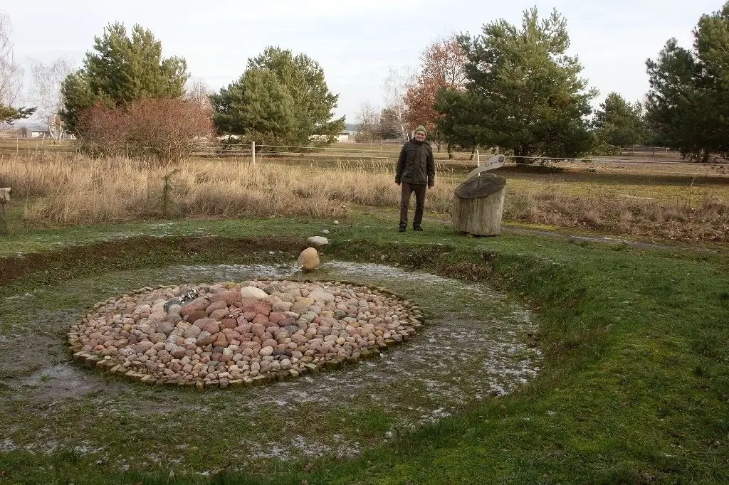 Wolfgang Groch im heimischen Garten mit dem selbst gebauten Sonnensystem.