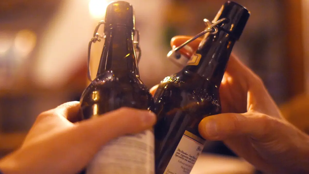 Mit einem teilweisen Alkoholverbot reagiert die Stadt Regensburg auf steigende Corona-Zahlen.
ARCHIV - 30.11.2016, Bayern, Garmisch-Partenkirchen: ILLUSTRATION - Zwei Personen stoßen in einer Kneipe mit Bier an. Der Berliner Senat plant kein Alkoholverbot in Berlin, auch nicht für bestimmte Straßenzüge. (zu «Senat plant kein Alkoholverbot») Foto: Angelika Warmuth/dpa +++ dpa-Bildfunk +++