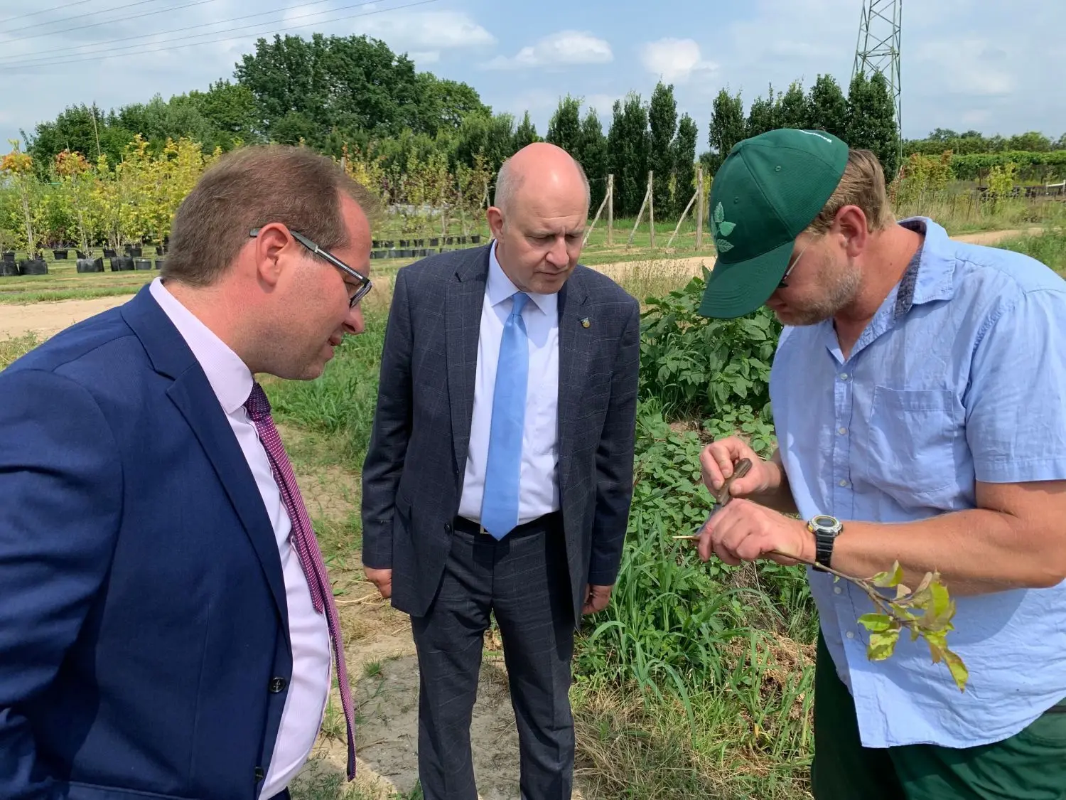 Bürgermeister Manuel Meger, Landrat Roger Lewandowski und Sören Hobohm (v.li.) während der Sommertour des Landrats durch Nauen.