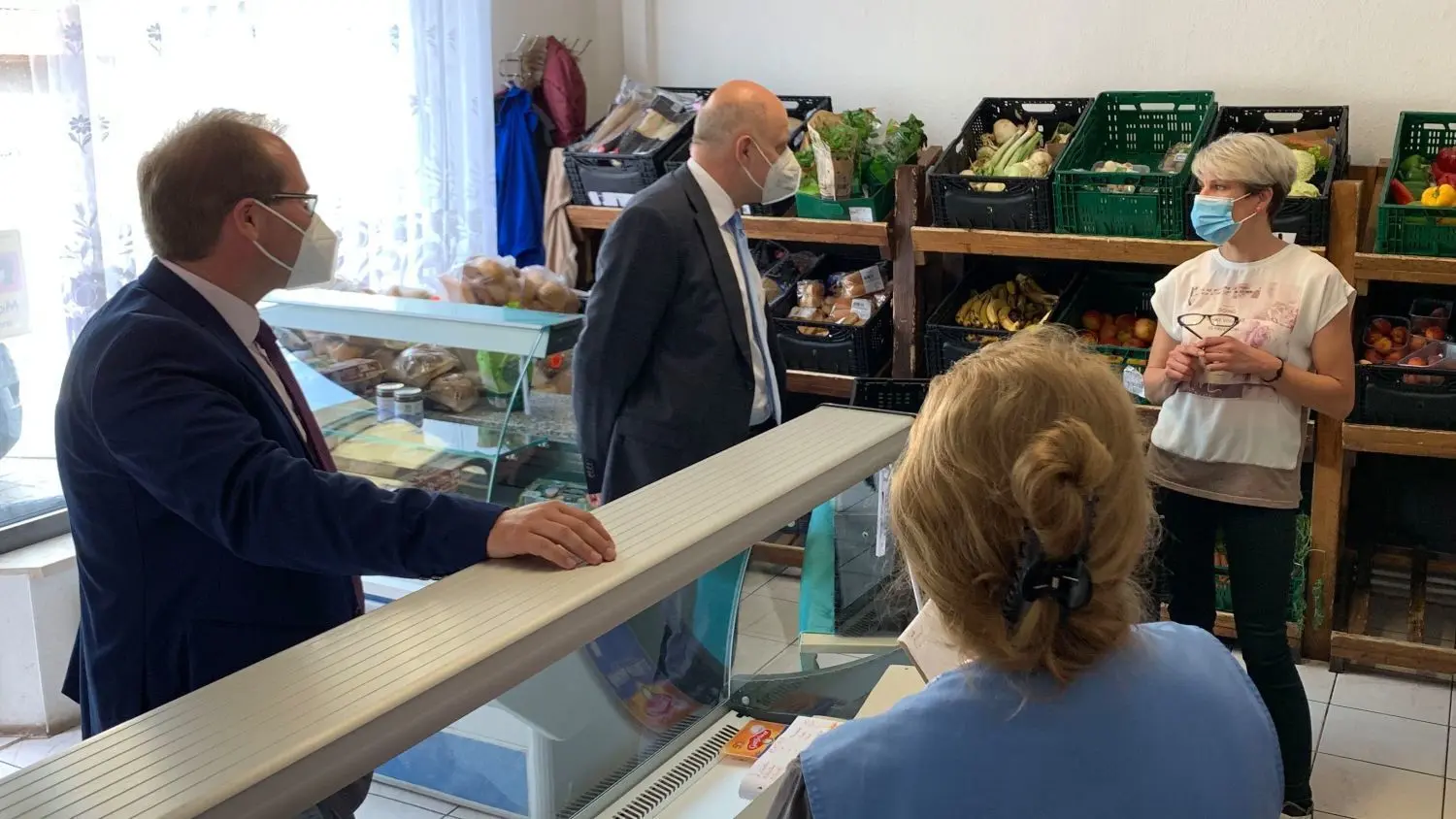 Landrat Roger Lewandowski (2.v.li.) besuchte im Rahmen seiner Sommertour auch die Tafel in Nauen. An seiner Seite: Bürgermeister Manuel Meger (li.)