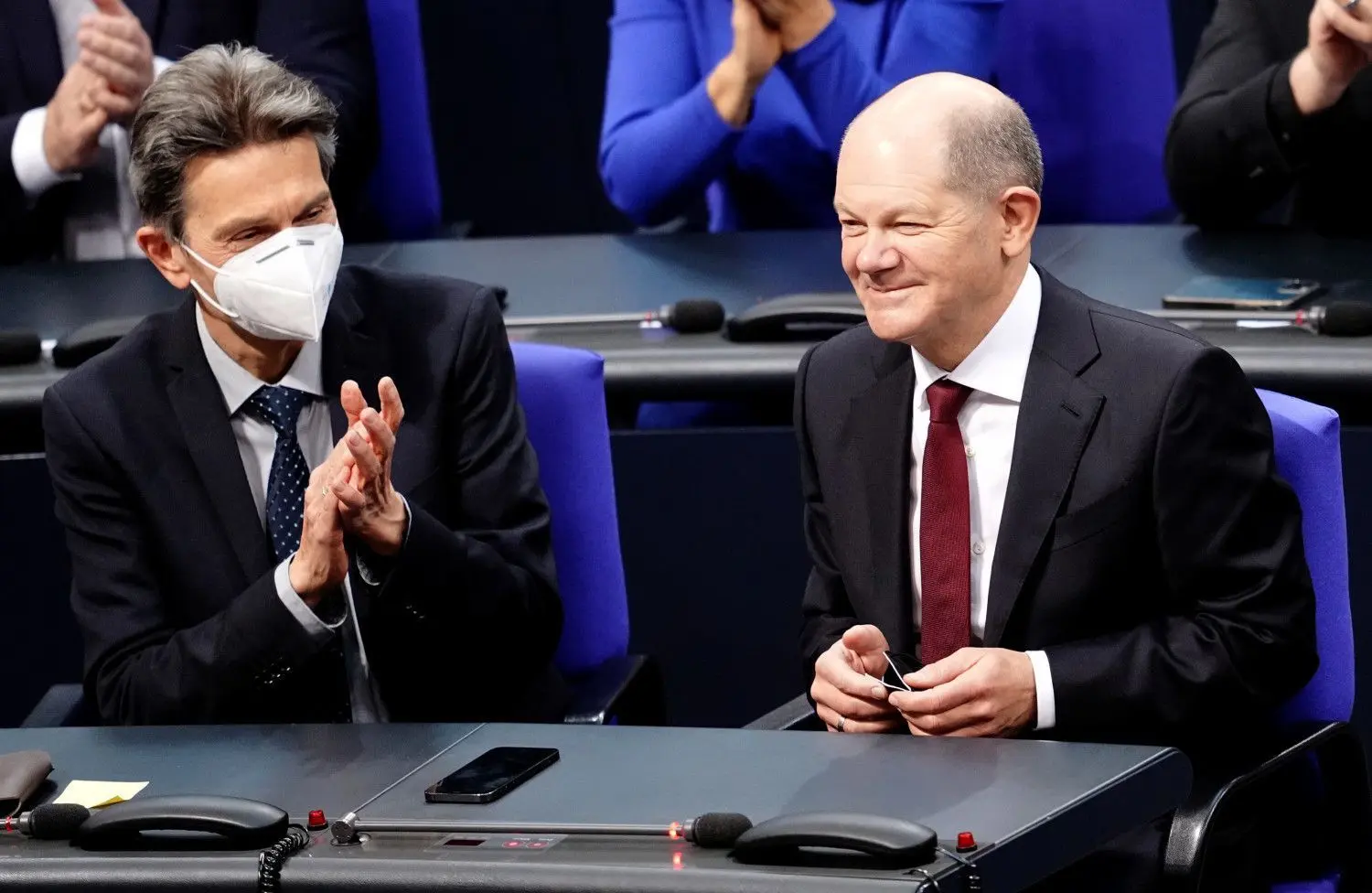Frisch gewählt: Der neue Bundeskanzler Olaf Scholz (rechts) - hier neben Rolf Mützenich, Vorsitzender der SPD-Bundestagsfraktion.