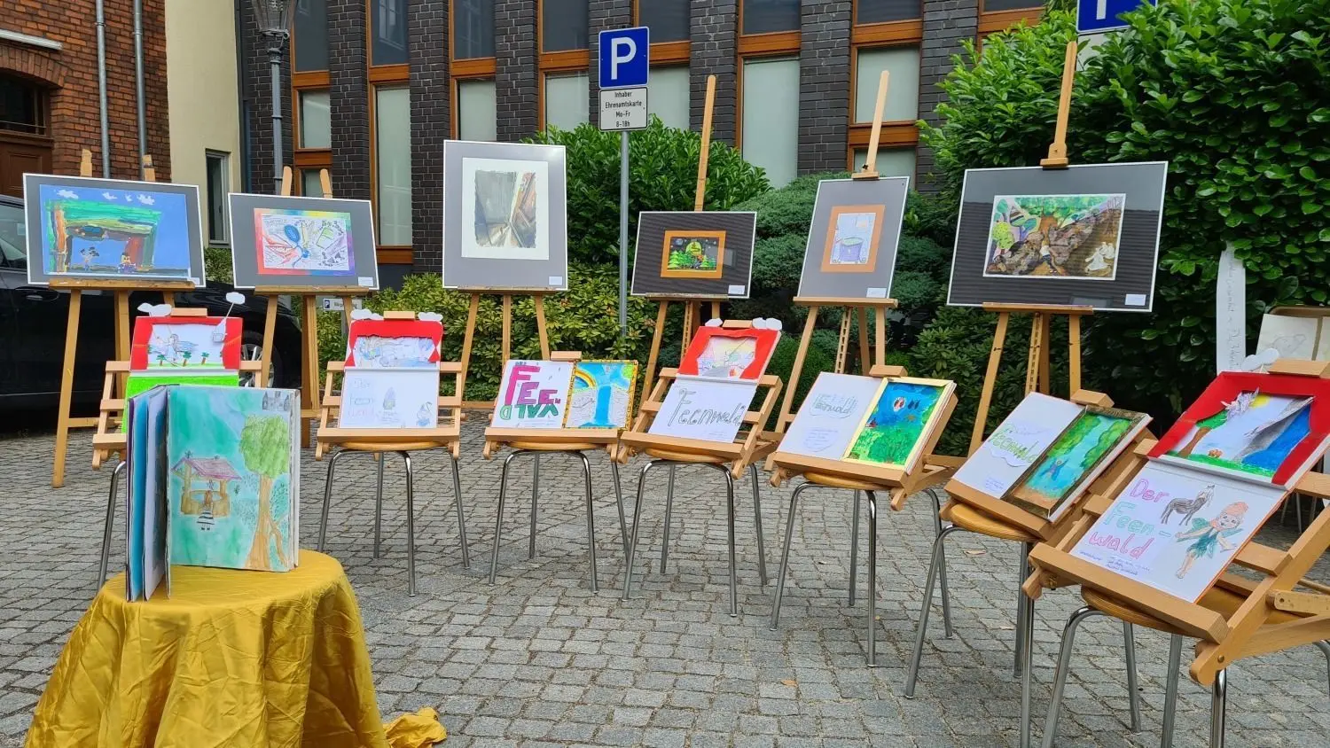 Die schönsten Illustrationen waren auf dem Rathaushof ausgestellt.