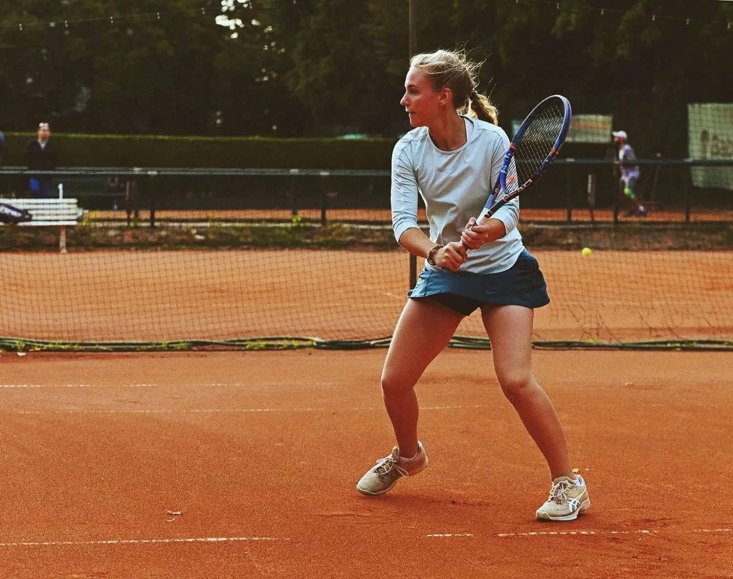 Tennisspielerin Leony Deutschmann aus Bernau auf dem Feld.