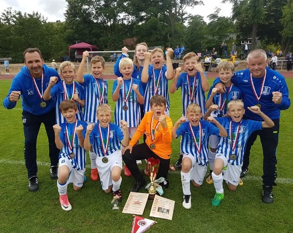 Den bislang größten sportlichen Erfolg bescherten die E-Junioren im Jahr 2018 dem Verein. Nach dem dritten Platz in der Endrunde um die Landesmeisterschaft holten sich die jungen Deetzer in diesem Jahr auch den Landespokal.