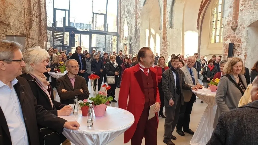 Hank Teufer mischte als "Fontane 2.0" unters Tourismusvolk und stellte ein neues Buch vor – gewidmet den Touristen und Brandenburg an der Havel.